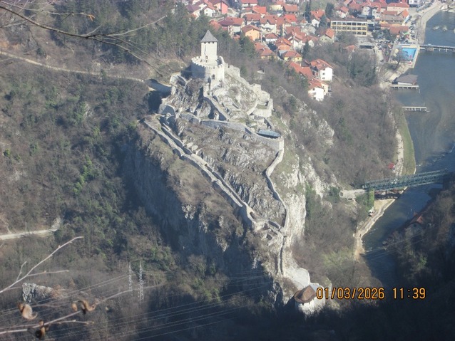 Stari grad sa Vodenom kulom u dnu slike.